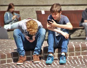 jongeren-op-smartphone-op-school