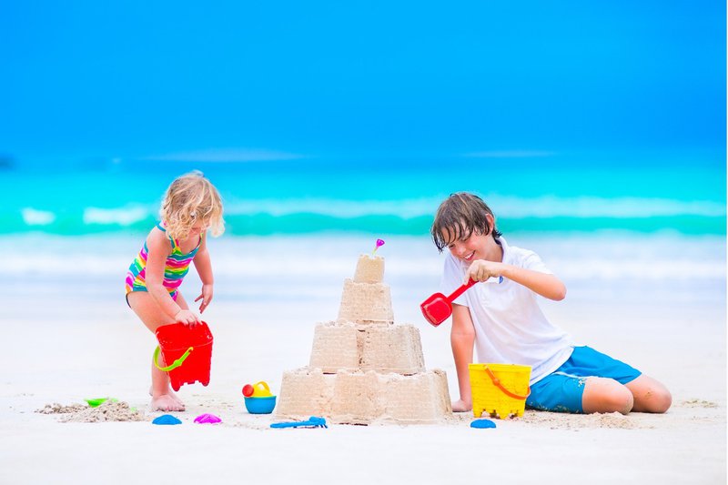 Zandkastelen bouwen op het strand met de kinderen kan zo'n offline activiteit zijn.