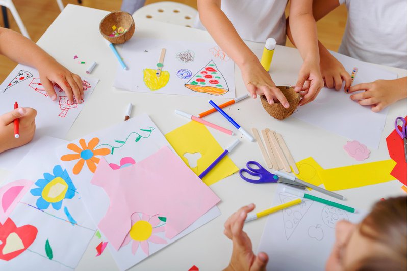 Laat kinderen toe zich te vervelen om meer creatieve activiteiten samen of alleen toe te laten.